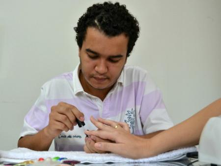 Jovem larga faculdade de direito para ser manicuro