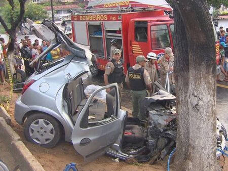 Veículo colide com árvore e deixa um morto e feridos em Abreu e Lima-PE