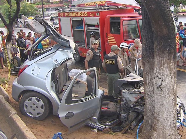 Veículo colide com árvore e deixa um morto e feridos em Abreu e Lima-PE