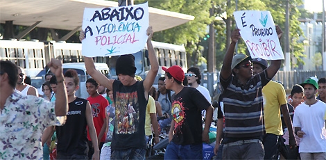 Marcha da Maconha segue pelas ruas do Centro do Recife