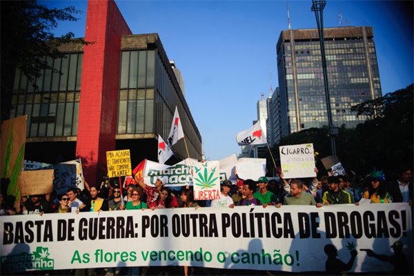 Manifestantes pedem a legalização da maconha em SP