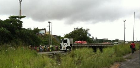 Dois acidentes complicam o trânsito na BR-101 Norte
