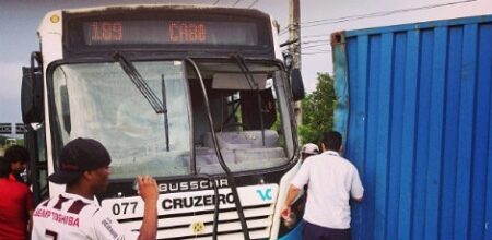 Contêiner cai de caminhão e atinge ônibus na PE-28, no Cabo