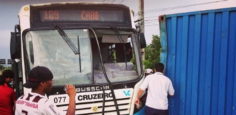 Contêiner cai de caminhão e atinge ônibus na PE-28, no Cabo