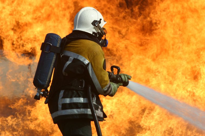 Crianças são retiradas desacordadas de casa após incêndio em Afogados
