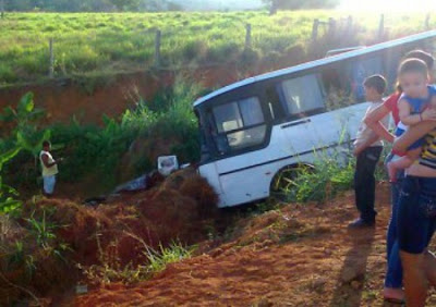 Ônibus com 30 alunos cai em barranco em Stª. Mª. da Boa Vista