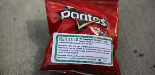 Pacote de salgadinho com dicas de uso de maconha é leiloado por até US$ 85