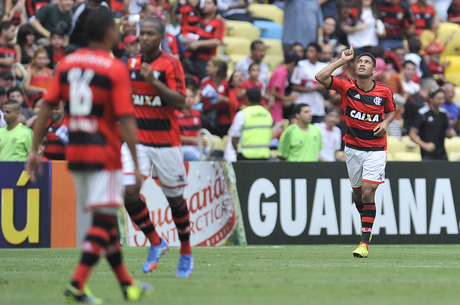 Flamengo afunda o Criciúma em jogo de goleiros expulsos