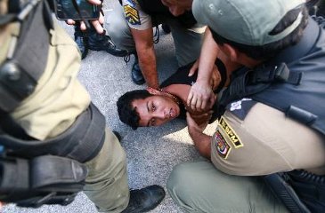 Afastamento de policial envolvido é criticado