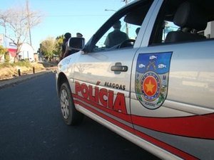 Quadrilha invade casa, tranca mulher no banheiro e mata marido