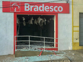 MIRANDIBA: Bandidos fortemente armados explodem Agência do Banco Bradesco