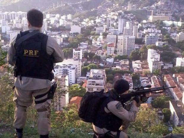 Forças de segurança ocupam Conjunto de Favelas do Lins no Rio