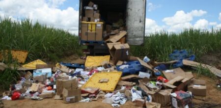 Bandidos assaltam caminhão com carga dos Correios