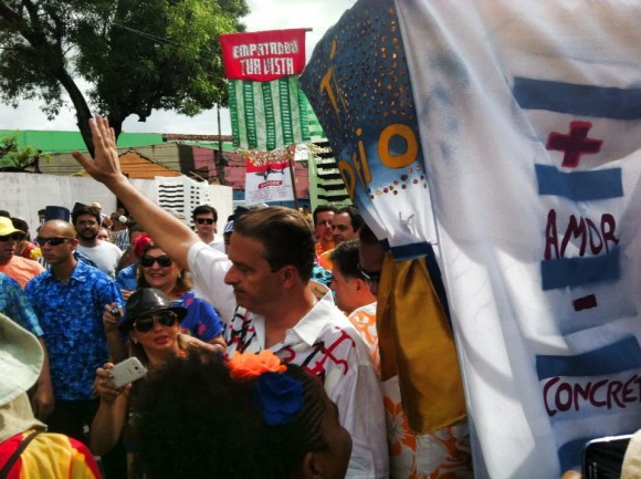 Bloco de protesto acompanha socialistas durante o Galo da Madrugada