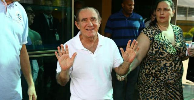 Renato Aragão tranquiliza fãs e diz que logo voltará pra casa