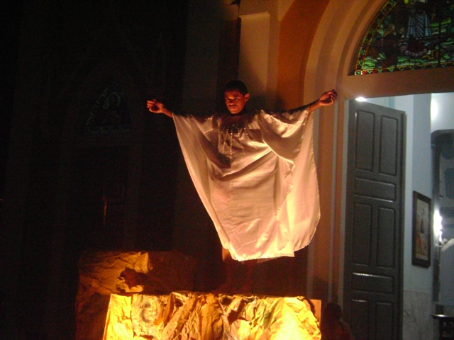 Jovens do EJC da Igreja Matriz de N.S da Penha encenaram a Via Sacra