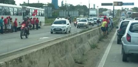 MST se concentra na BR-232 para marchar em movimento pelo Abril Vermelho
