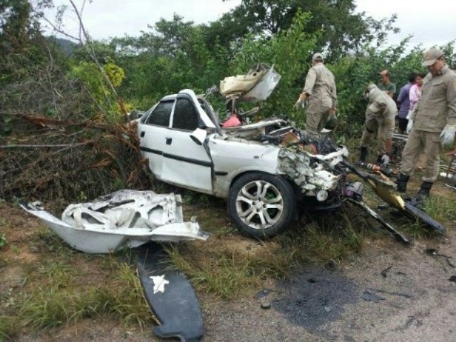 Colisão entre carro e caminhão deixa duas pessoas mortas em Custódia