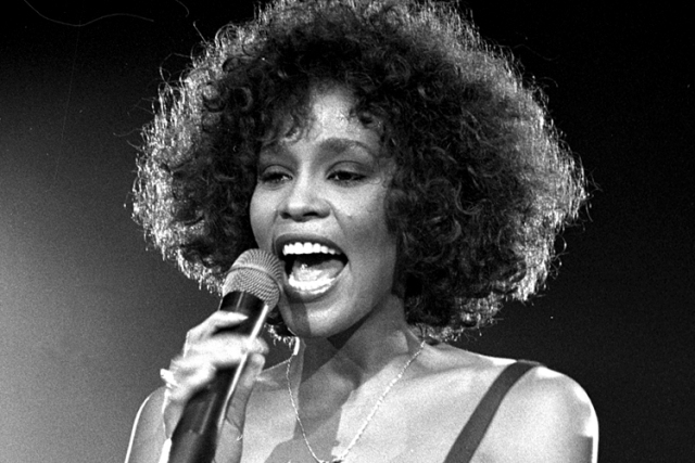 Vida de Whitney Houston vai ganhar filme com direção de Angela Bassett