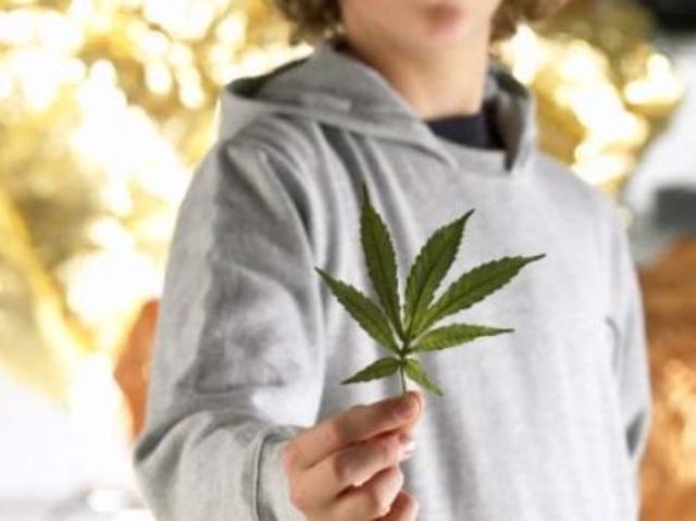 Aluno de 5 anos leva maconha de presente para professora