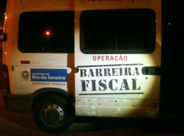 Van com adesivo do governo do Rio transportava lança-perfume