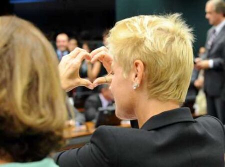 Deputado ofende Xuxa que retribui com 'coração' na Câmara