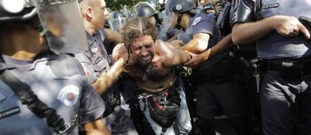 Manifestantes entram em confronto com PMs em atos contra Copa do Mundo em SP