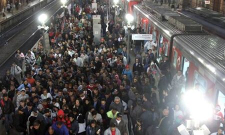 Greve de metroviários é parcial em SP e trânsito de veículos é pesado pela manhã