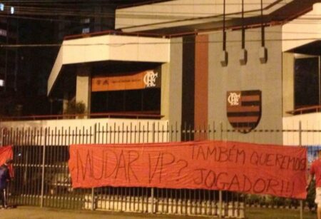 Torcedores do Flamengo protestam com faixas em frente à sede do clube