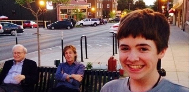 Adolescente posta selfie com Paul McCartney e Warren Buffet ao fundo