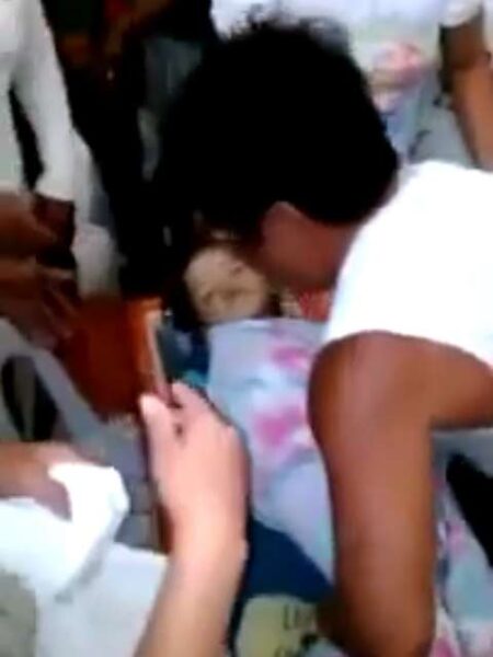 Criança que 'acordou' no próprio funeral morre nas Filipinas
