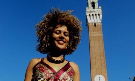 Jornalista baiana é impedida de tirar foto para passaporte com cabelo ‘black power’