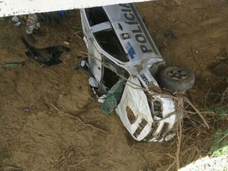 Viatura da CIOSAC capota na PE-390 em Nazaré do Pico