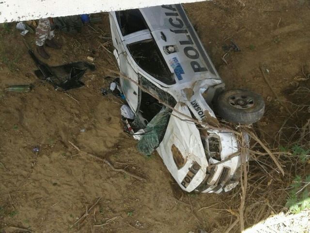 Viatura da CIOSAC capota na PE-390 em Nazaré do Pico