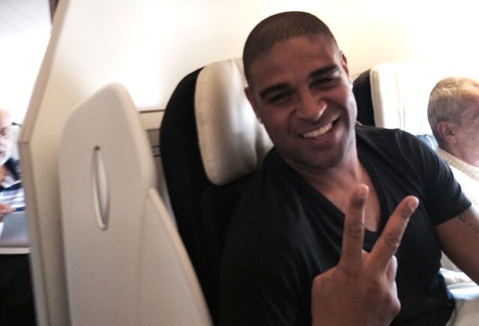 Agente de Adriano Imperador abre negociação com clube de São Paulo