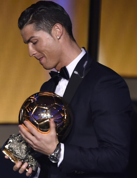Cristiano Ronaldo vence a Bola de Ouro pela quinta vez e iguala Messi