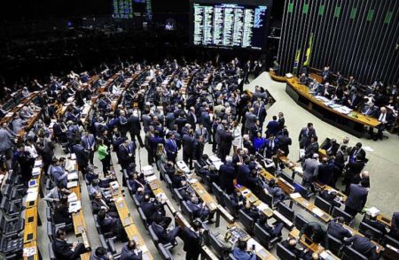 Câmara retoma votações da reforma política nesta terça (16)