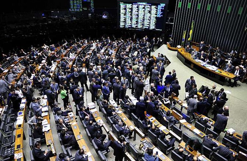 Câmara retoma votações da reforma política nesta terça (16)