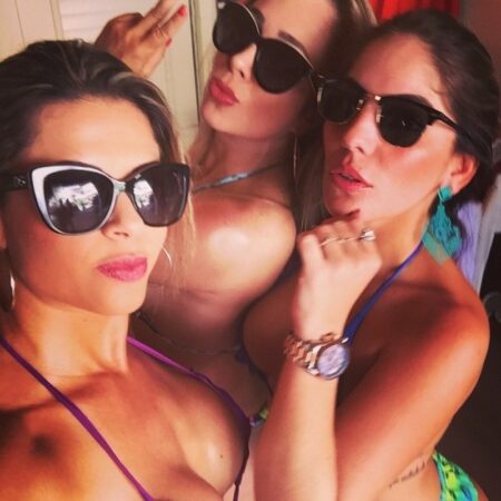 De biquíni, ex-BBBs Anamara e Cacau exibem curvas em pool party