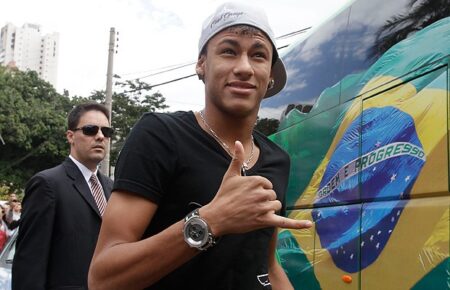 Neymar deve ganhar salário de R$ 9 milhões líquidos por mês no PSG