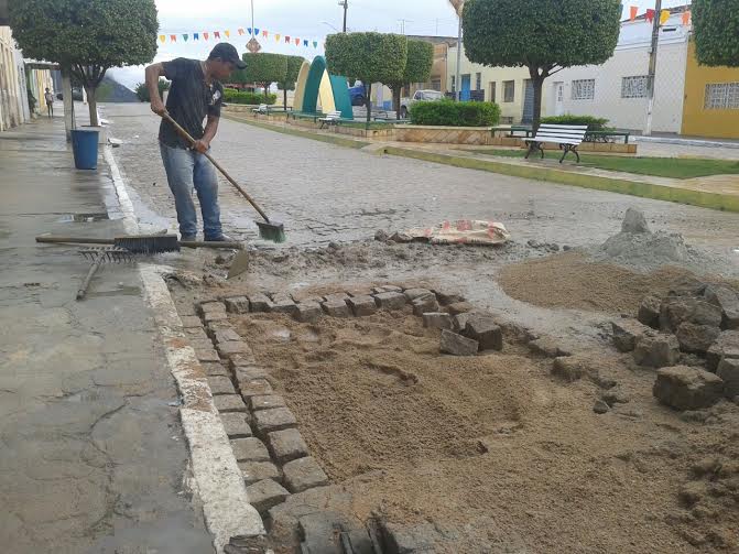Prefeitura de Flores realiza operação tapa-buracos em Sítio dos Nunes