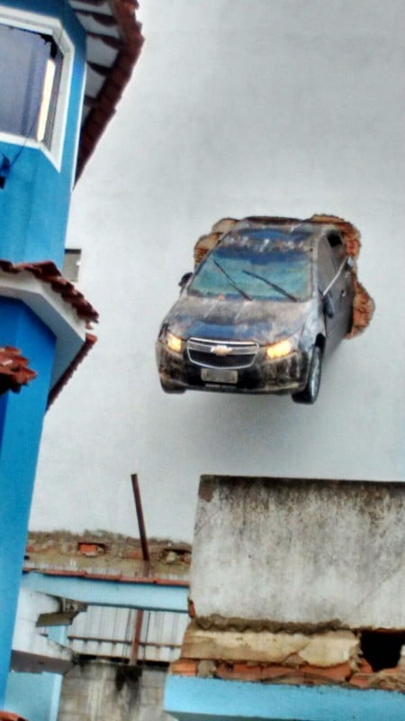 Motorista acelera carro dentro da garagem e fica pendurado na parede