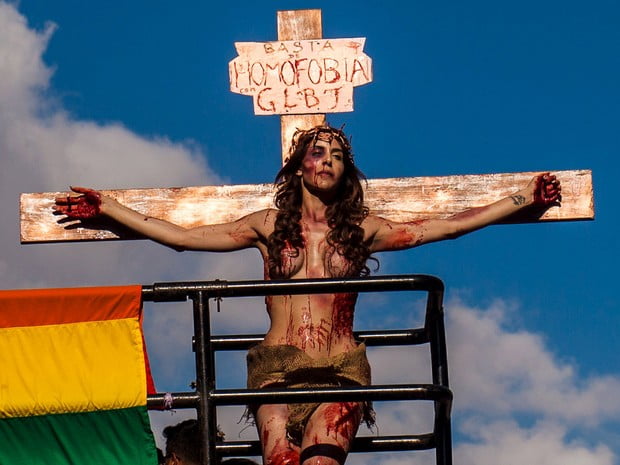 Transexual 'crucificada' na Parada Gay diz em vídeo ter sido agredida