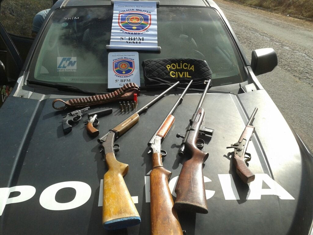 Armas são apreendidas e pessoas são presas em Dormentes