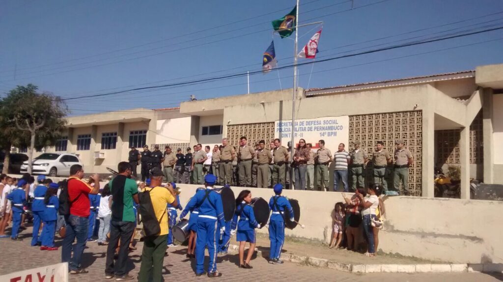 Escola Mun. João Pereira dos Santos realiza homenagem a policiais do 14° BPM
