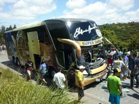 Acidente entre van e ônibus deixa mortos na PE-218 em Brejão
