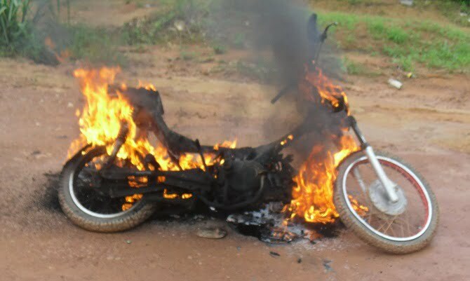 Agricultor morre após moto colidir e pegar fogo em Caetés