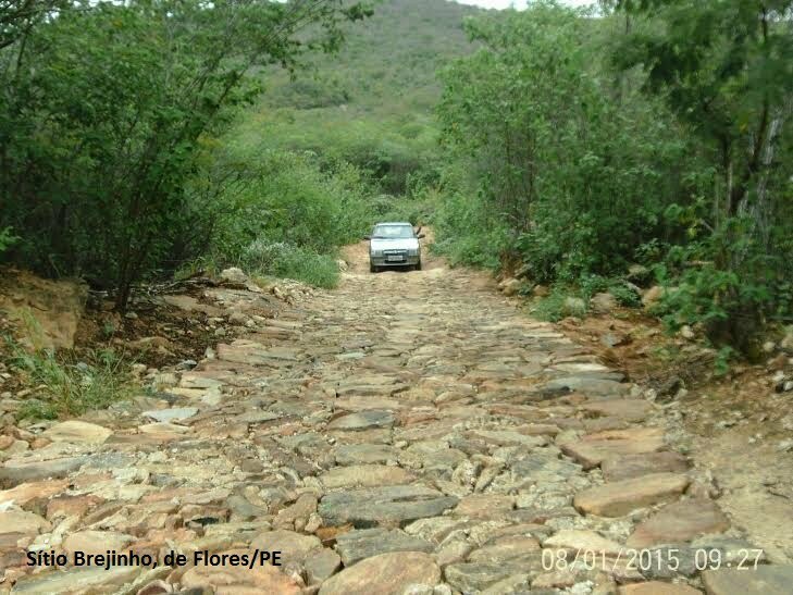 Estrada de pedra bruta, do Sítio Brejinho, foi concluída pela Prefeitura de Flores