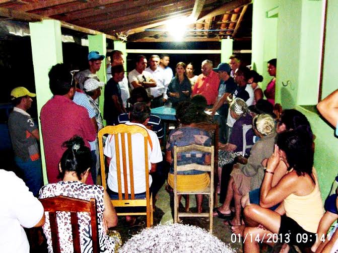 Prefeita de Flores reúne-se com moradores do sítio Pitombeira, de Fátima
