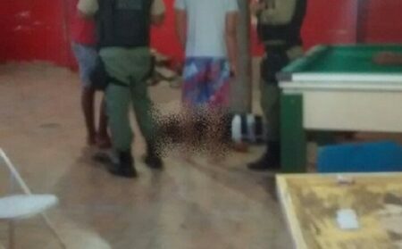 Homem é assassinado com tiros na cabeça em bar de Petrolina